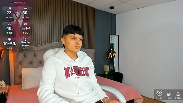 Maxii18  online show from October 2025 01:37:01 PM