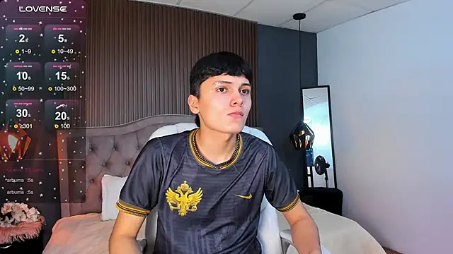 Maxii18  online show from November 2025 06:37:02 PM