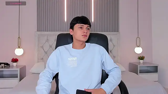 Maxii18  online show from December 2025 06:25:02 PM