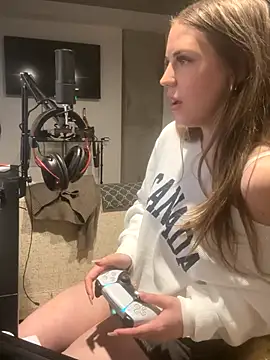 Snapshot of elliepixie chatting on December 2025 02:18:01 AM elliepixie online show from December 2025 02:18:01 AM