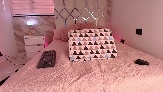 ellisrossi online show from November 2025 07:14:02 PM