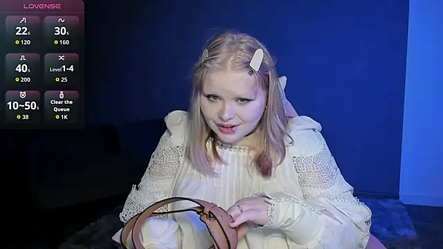 Snapshot of LottieReed chatting on May 2026 07:05:02 AM LottieReed online show from May 2026 07:05:02 AM