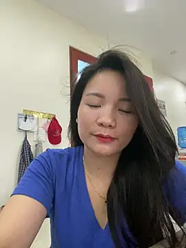 Snapshot of Bee_Yellow00 chatting on June 2026 04:28:01 AM Bee Yellow00 online show from June 2026 04:28:01 AM