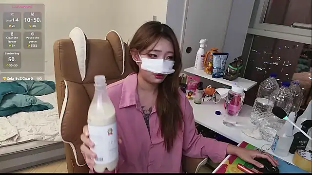 Milk Sola online show from November 2025 03:14:02 PM