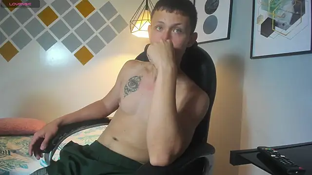 Snapshot of Garuo_18 chatting on November 2025 04:12:02 AM Garuo 18 online show from November 2025 04:12:02 AM