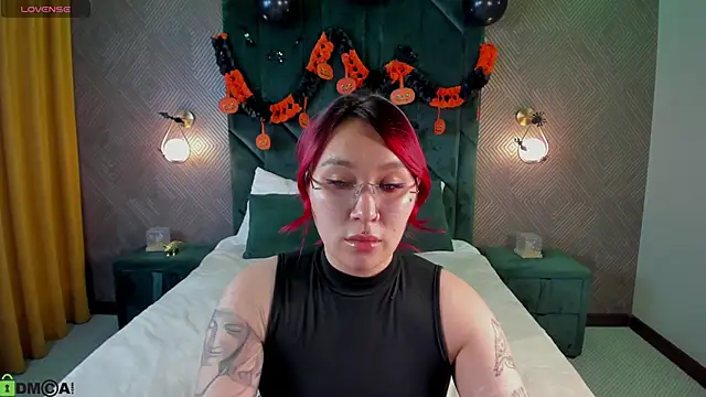 Snapshot of Susie_Reverse chatting on October 2025 10:17:02 AM Susie Reverse online show from October 2025 10:17:02 AM