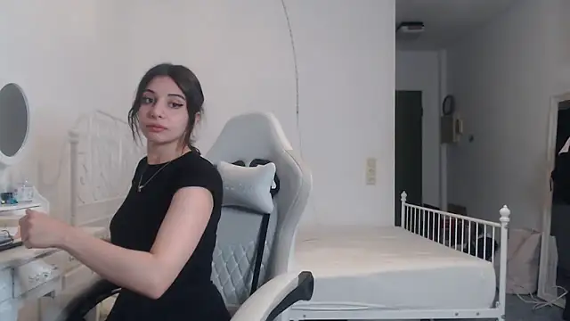 Snapshot of bellefleurrr chatting on May 2026 10:18:02 PM bellefleurrr online show from May 2026 10:18:02 PM