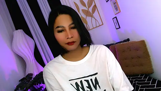 Snapshot of YourPrettyBella_TS chatting on May 2026 10:43:02 AM YourPrettyBella TS online show from May 2026 10:43:02 AM