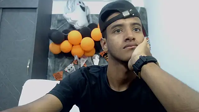 Snapshot of Tommy_22CM chatting on October 2025 02:07:02 PM Tommy 22CM online show from October 2025 02:07:02 PM