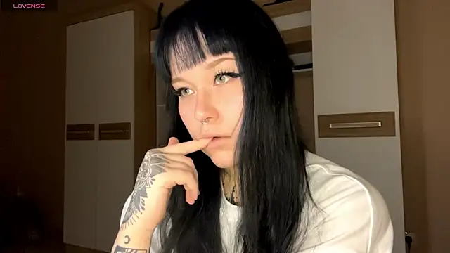 Snapshot of LaurenOveson chatting on October 2025 07:34:02 AM LaurenOveson online show from October 2025 07:34:02 AM