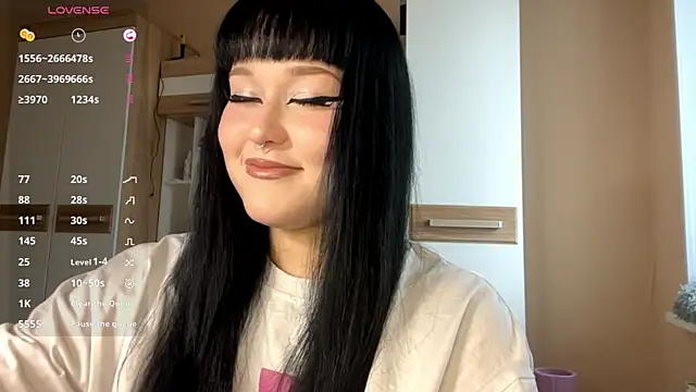 Snapshot of LaurenOveson chatting on November 2025 09:55:02 AM LaurenOveson online show from November 2025 09:55:02 AM