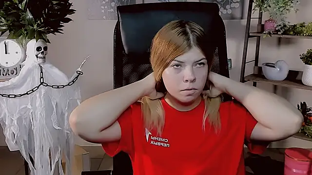 Snapshot of EvaDarc chatting on October 2025 11:45:02 AM EvaDarc online show from October 2025 11:45:02 AM