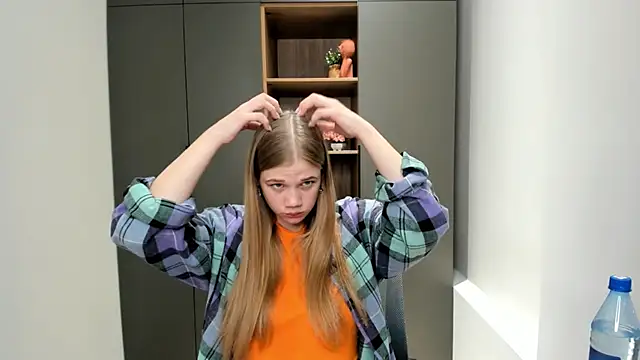 LuciaTiell online show from October 2025 08:40:01 AM