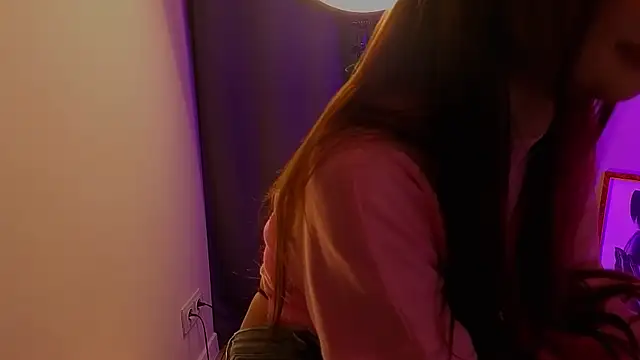 LauraHansil online show from April 2026 09:39:33 PM