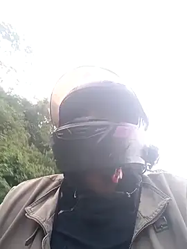 Snapshot of yuhenthr chatting on October 2025 10:10:02 PM yuhenthr online show from October 2025 10:10:02 PM