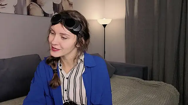 LauraYoungg online show from October 2025 07:47:02 PM