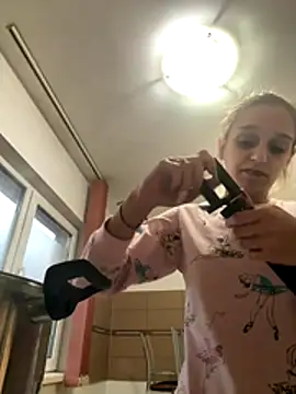 Snapshot of Celinepetit chatting on October 2025 03:14:02 PM Celinepetit online show from October 2025 03:14:02 PM