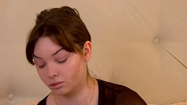 VickiBanx online show from November 2025 04:01:01 AM