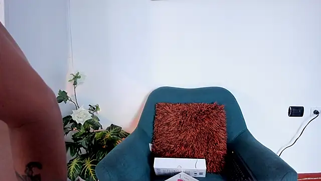 LahanaKimish online show from November 2025 12:37:02 PM