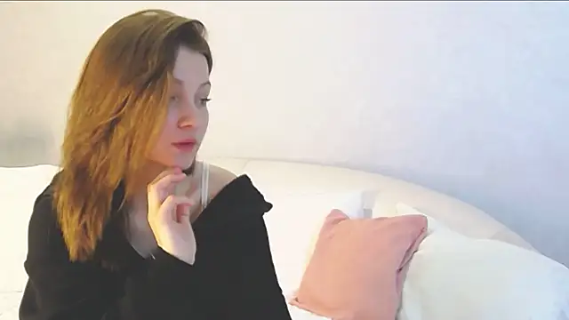 Molly Mavis online show from November 2025 04:00:01 AM