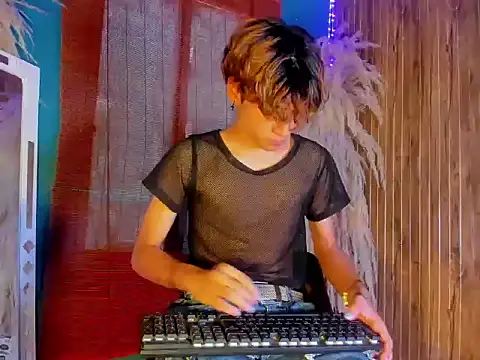 Leo Glow online show from December 2025 12:45:02 PM