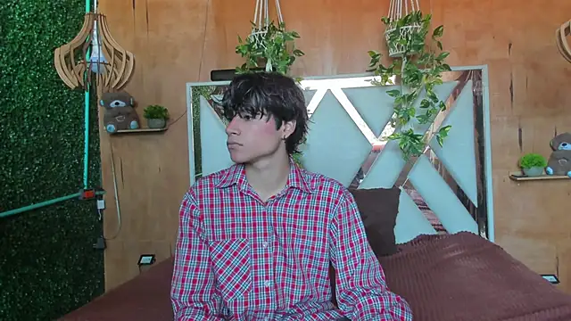 Leo Glow online show from March 2026 01:05:01 PM