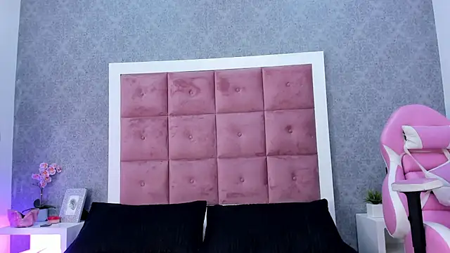 ailenaranda online show from November 2025 12:15:02 PM