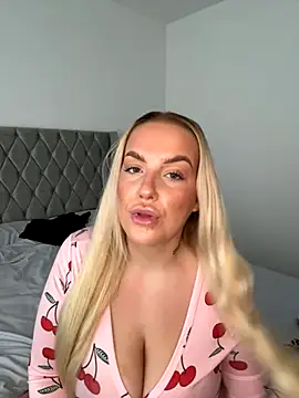 Snapshot of LeahLovexx chatting on November 2025 10:16:01 AM LeahLovexx online show from November 2025 10:16:01 AM