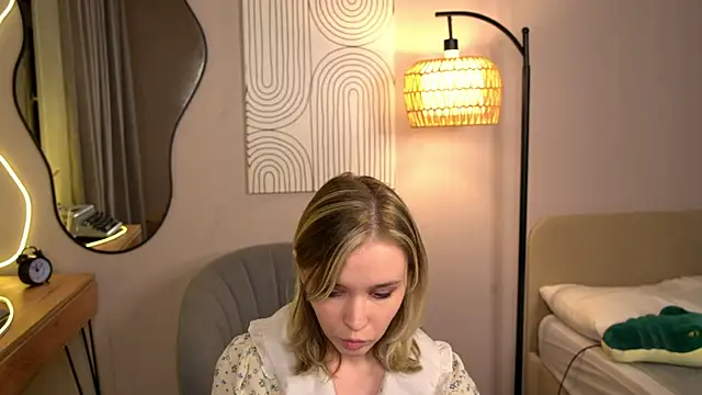 Mini Ashley online show from November 2025 03:24:01 PM