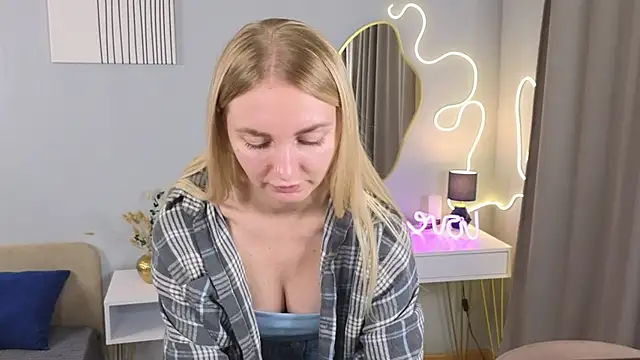 Carollina  online show from November 2025 06:32:01 PM