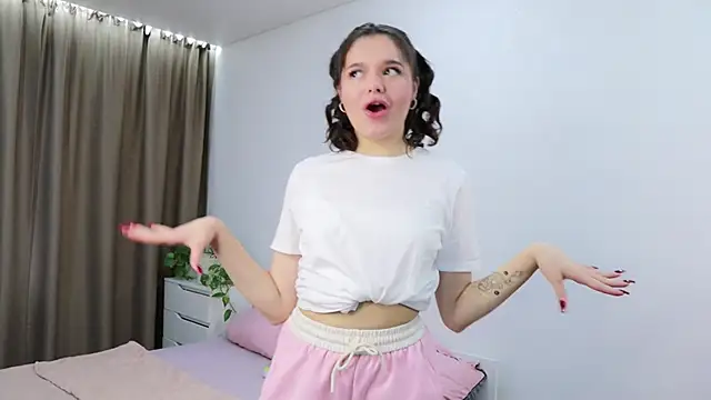 Snapshot of Xo_Laura chatting on November 2025 08:35:01 AM Xo Laura online show from November 2025 08:35:01 AM