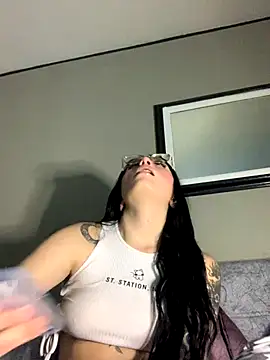 Naomii2 online show from November 2025 03:08:02 AM