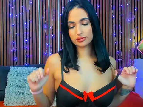 Snapshot of CamillaParis25 chatting on November 2025 02:18:01 PM CamillaParis25 online show from November 2025 02:18:01 PM