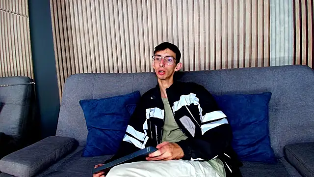 ZyroNight online show from December 2025 11:45:01 PM