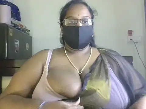 Snapshot of hootypriya chatting on July 2026 09:35:01 PM hootypriya online show from July 2026 09:35:01 PM