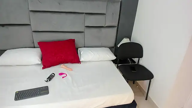 CatleyaSmith online show from December 2025 12:09:01 PM