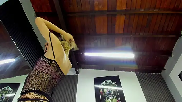 Caitlyn-Joness  online show from April 2026 10:00:02 PM