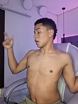 Snapshot of Liams18 chatting on November 2025 03:05:01 AM Liams18 online show from November 2025 03:05:01 AM