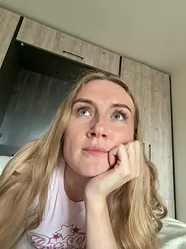 Snapshot of olliebells chatting on June 2026 01:43:01 PM olliebells online show from June 2026 01:43:01 PM