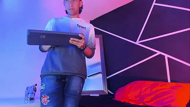 Snapshot of Austin_Santos_ chatting on November 2025 12:16:01 PM Austin Santos online show from November 2025 12:16:01 PM