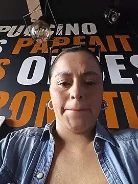 Snapshot of ALEJA__22 chatting on July 2026 06:43:02 PM ALEJA 22 online show from July 2026 06:43:02 PM
