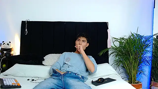 thomasbennett  online show from November 2025 11:04:02 PM