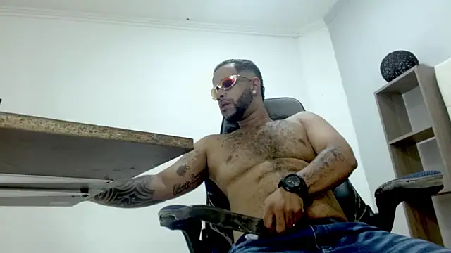 Lukke Smitt online show from November 2025 06:30:01 PM