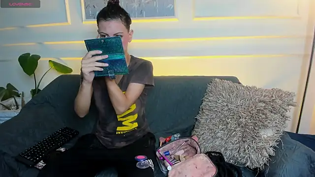 Snapshot of AliceMadnes chatting on March 2026 12:45:02 PM AliceMadnes online show from March 2026 12:45:02 PM