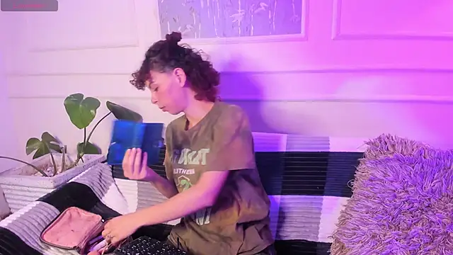 Snapshot of AliceMadnes chatting on March 2026 12:43:01 PM AliceMadnes online show from March 2026 12:43:01 PM