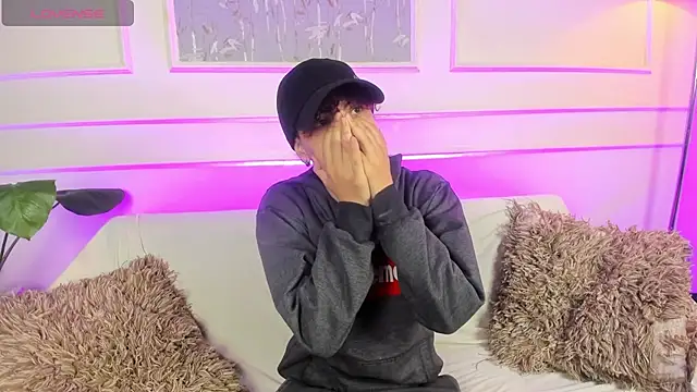 Snapshot of AliceMadnes chatting on March 2026 01:37:01 PM AliceMadnes online show from March 2026 01:37:01 PM