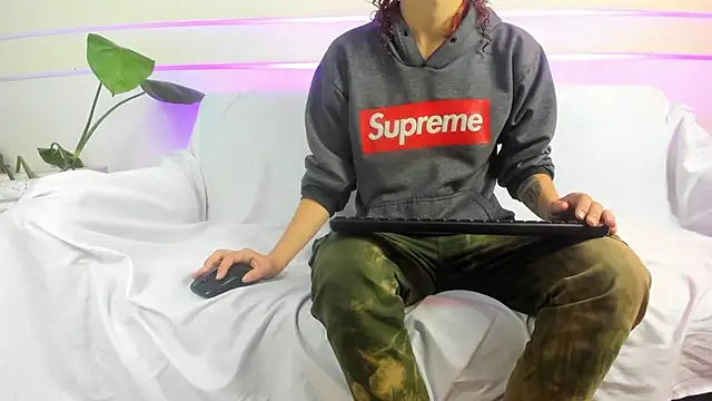 Snapshot of AliceMadnes chatting on March 2026 12:32:01 PM AliceMadnes online show from March 2026 12:32:01 PM