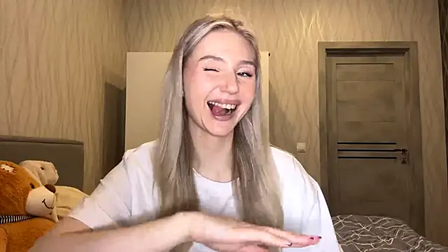 MoonlitCrystalia online show from November 2025 04:40:01 PM