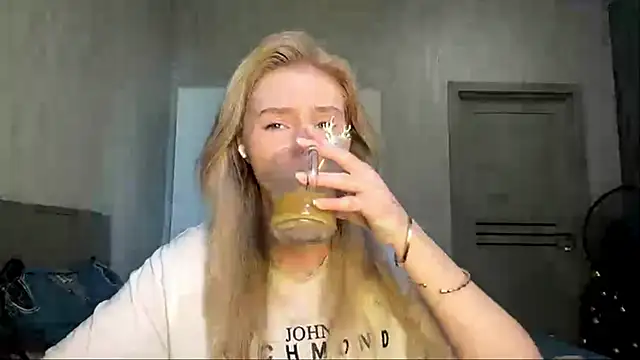 MoonlitCrystalia online show from June 2026 11:22:02 AM
