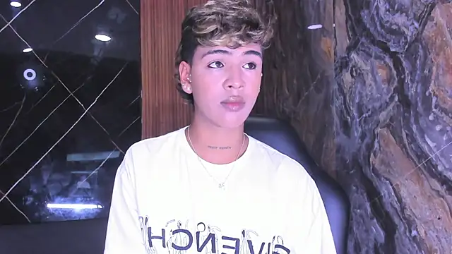 Timmy Kiing  online show from November 2025 08:41:02 PM